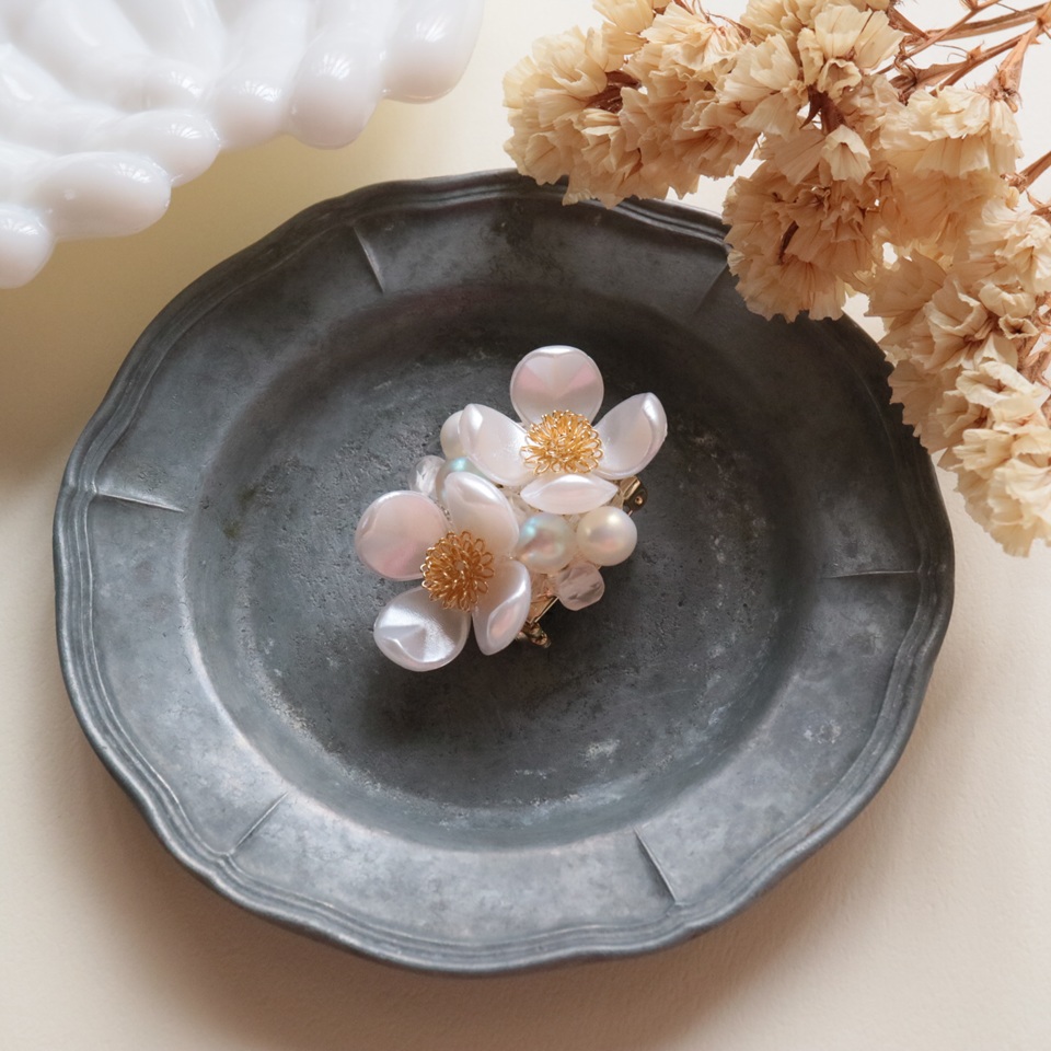 クリップ付き花水木のブローチ（ホワイト）